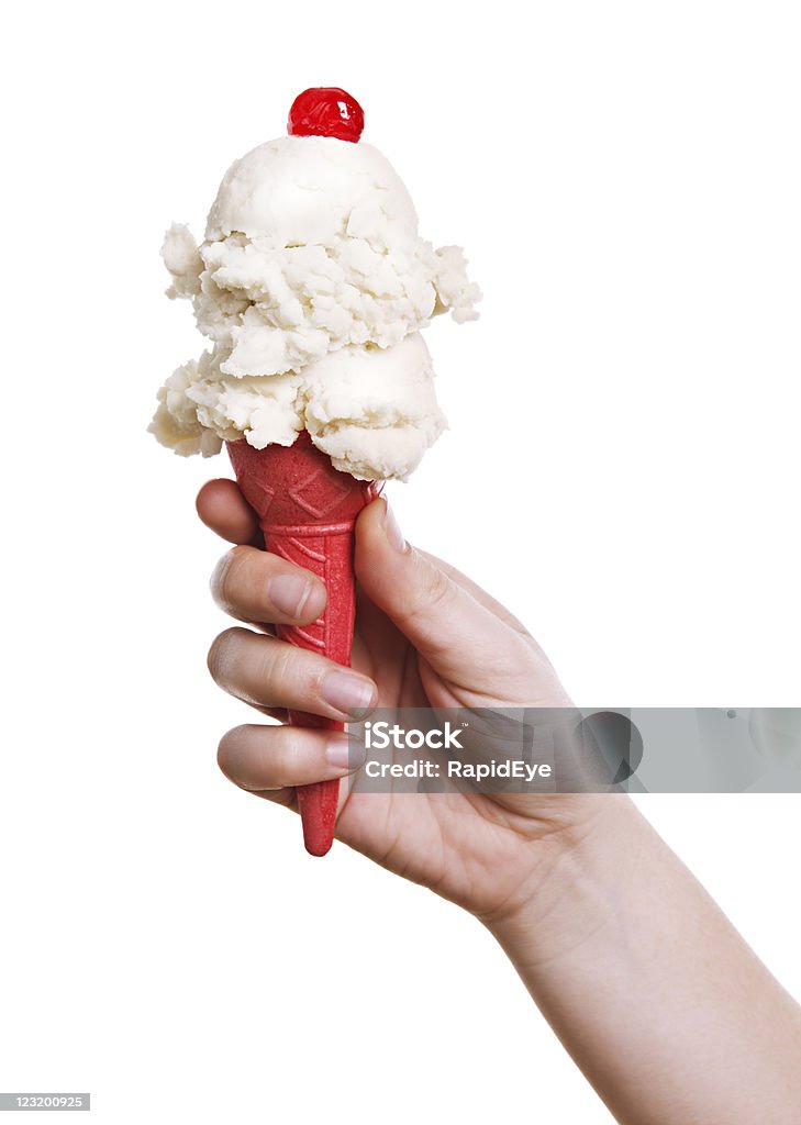 Donna di mano tiene Gelato alla vaniglia in un cono - Foto stock royalty-free di Cono gelato