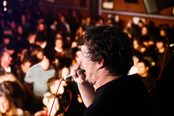 vista traseira de um jovem homem canta ou fala paixão - preacher church sermon gospel imagens e fotografias de stock