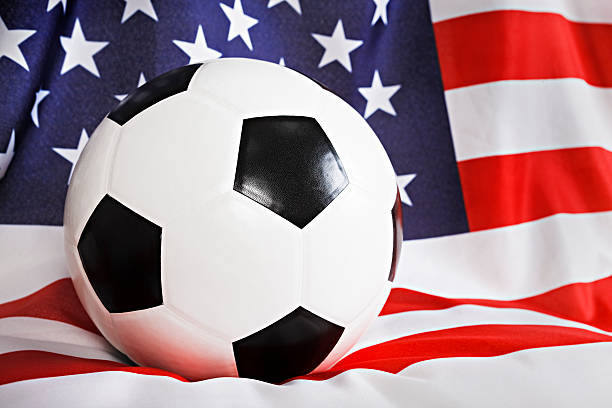extreme close up pelota de fútbol de bandera estadounidense - american football football focus on foreground team sport fotografías e imágenes de stock