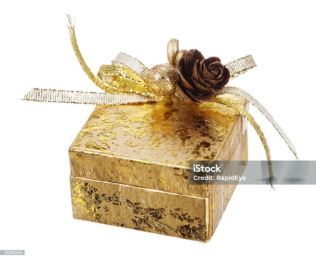 Chiuso quadrato oro scatola regalo su bianco - Foto stock royalty-free di Attesa
