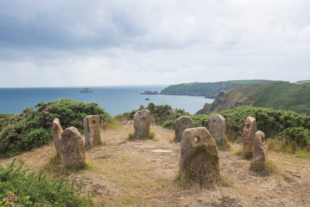 cenário com stone circle "sark henge" na ilha do canal de sark - stone circle - fotografias e filmes do acervo