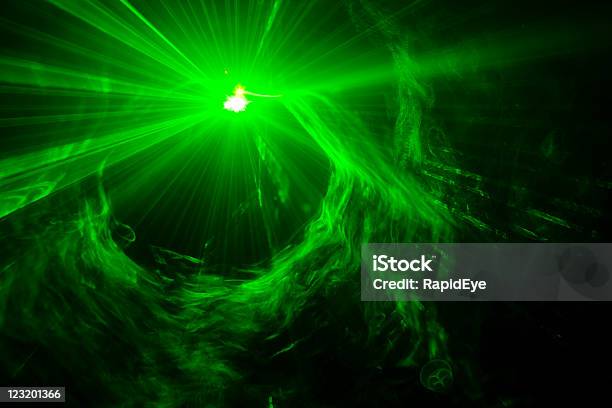 Photo libre de droit de Vert Fumée Et De Lumières Laser Avec Effet Stroboscopique banque d'images et plus d'images libres de droit de Laser