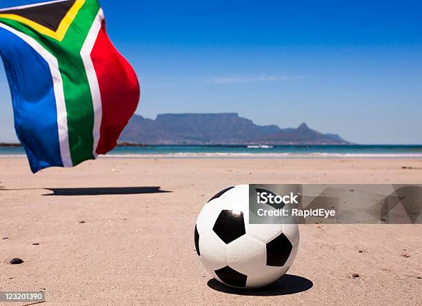 Flaga Południowej Afryki I Piłka Nożna Z Góry - zdjęcia stockowe i więcej obrazów Otwarta przestrzeń - Ustawienia - Otwarta przestrzeń - Ustawienia, Piłka nożna - Piłka, Piłka nożna - Sport drużynowy