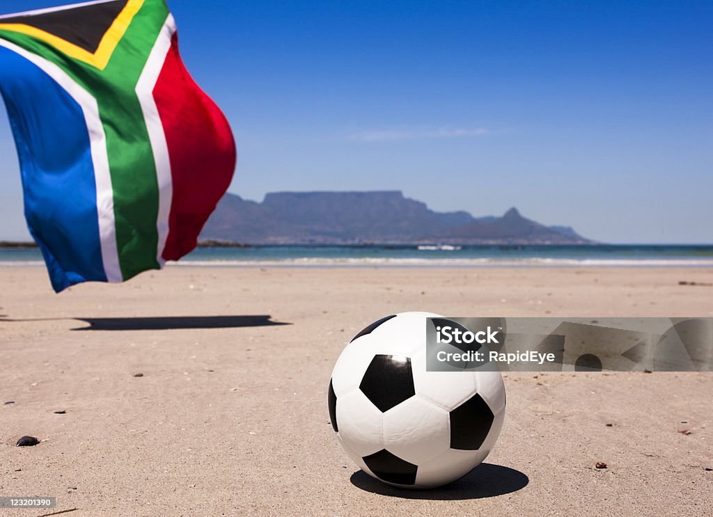 Bandeira Sul-Africana de Futebol com bola e Table Mountain - Foto de stock de Bola de Futebol royalty-free