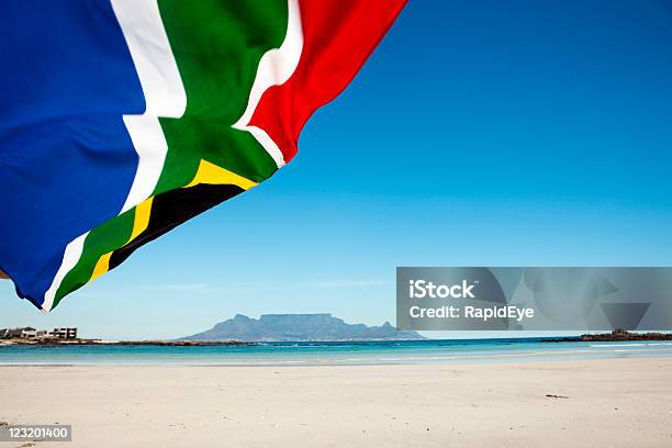 Flaga Południowej Afryki Fale Z Przodu Góra Stołowa - zdjęcia stockowe i więcej obrazów Flaga Południowej Afryki