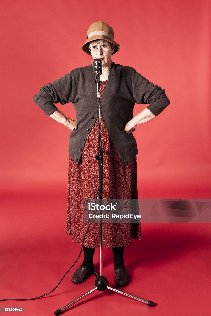 Stara kobieta, Podparte boki, rozmowy w retro mikrofon - Zbiór zdjęć royalty-free (Dąsać się)