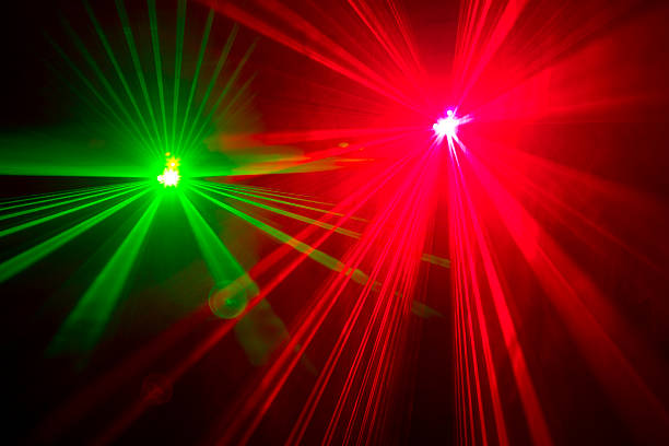 luces láser rojo y verde, exposición prolongada - luces estroboscópicas fotografías e imágenes de stock