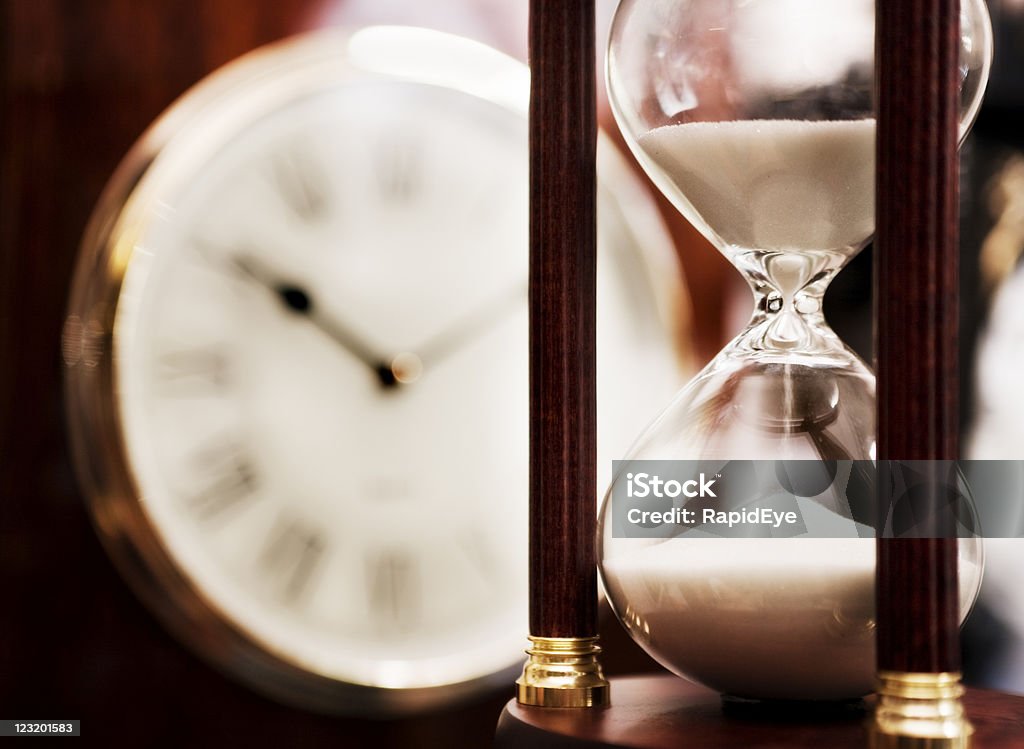 Old fashioned Das Sanduhr mit Uhr Zifferblatt im Hintergrund - Lizenzfrei Eieruhr Stock-Foto