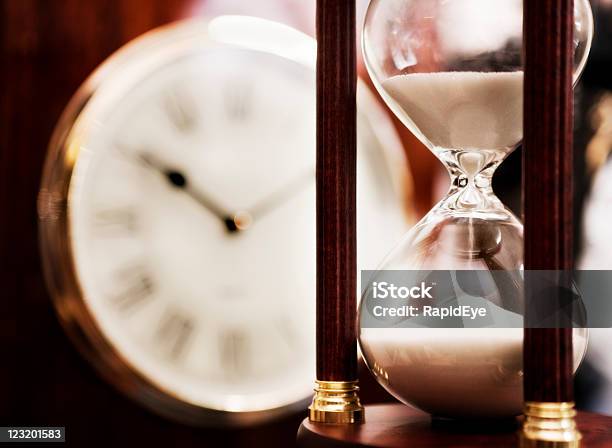 Old Fashioned Das Sanduhr Mit Uhr Zifferblatt Im Hintergrund Stockfoto und mehr Bilder von Eieruhr