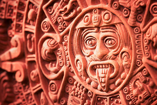 calendrier aztèque pierre du soleil - bas relief photos et images de collection