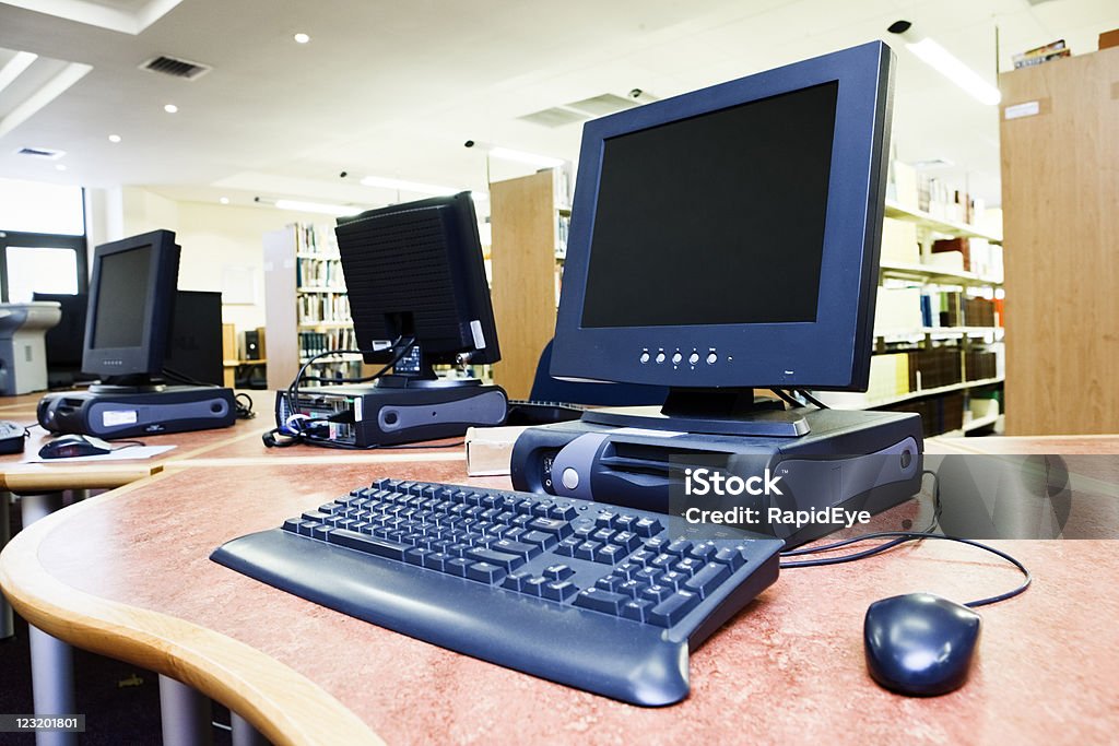 Computadores no library - Foto de stock de Biblioteca royalty-free