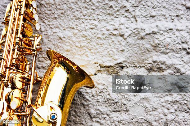 Saxofone Alto - Fotografias de stock e mais imagens de Instrumento de sopro de metal - Instrumento de sopro de metal, Alfalto, Alto-Contraste