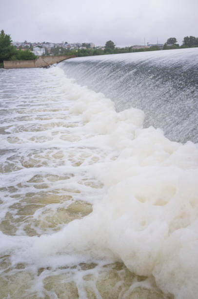 転用ダムで泡でいっぱいの汚染された川 - dirtying ストックフォトと画�像