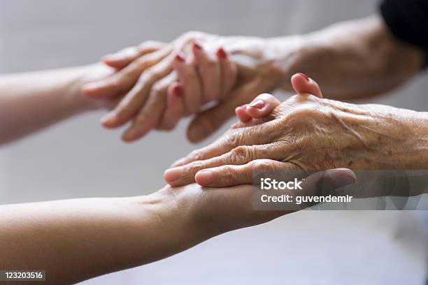 Vecchio E Giovane - Fotografie stock e altre immagini di Terza età - Terza età, Close-up, Giovane adulto