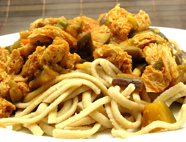 soja geschnetzeltes con wholemeal spaetzle - geschnetzeltes fotografías e imágenes de stock