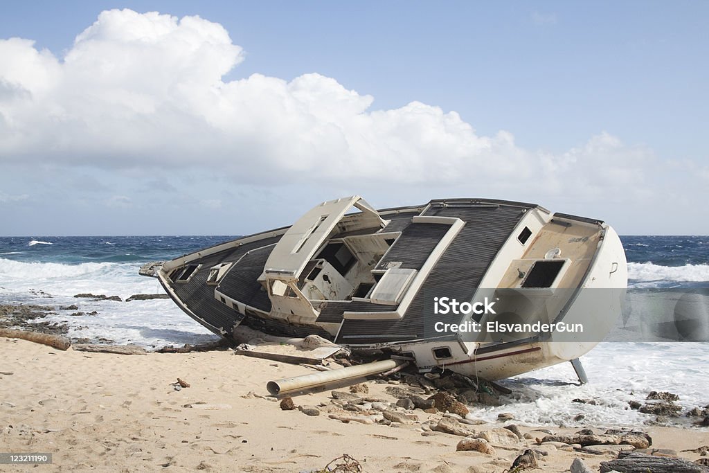 Relitto di un Yacht - Foto stock royalty-free di Acqua