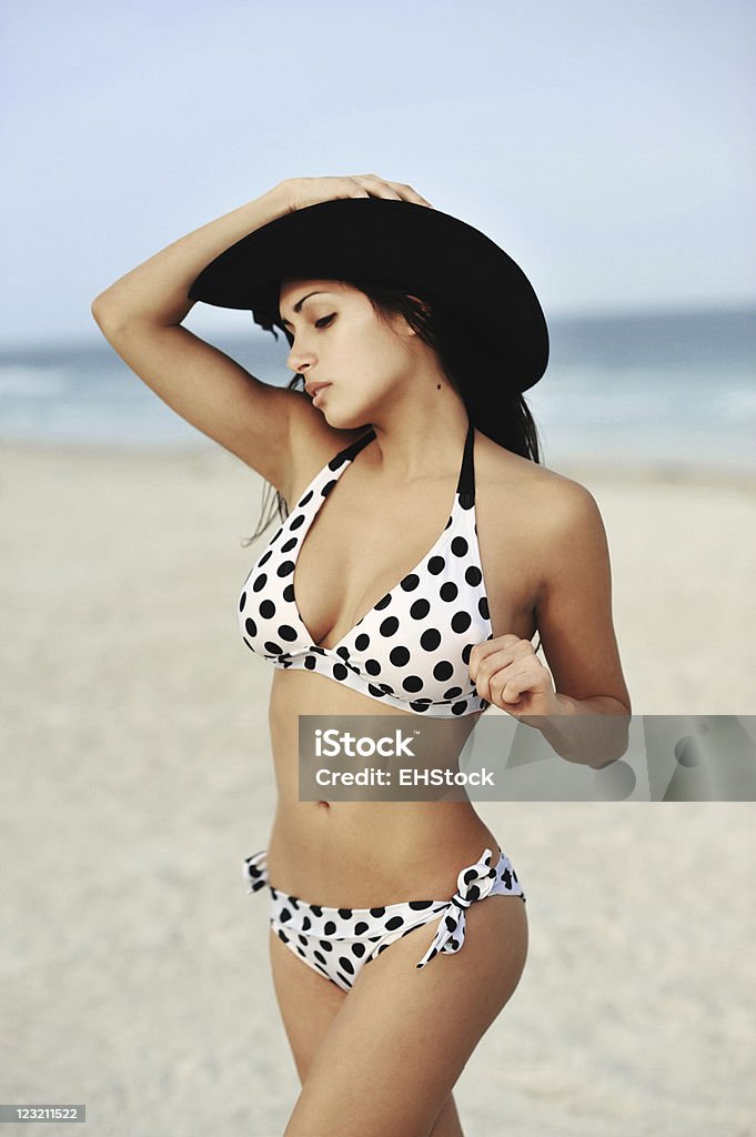 Jovem mulher hispânica modelo de biquíni na praia com chapéu de - Foto de stock de Adulto royalty-free