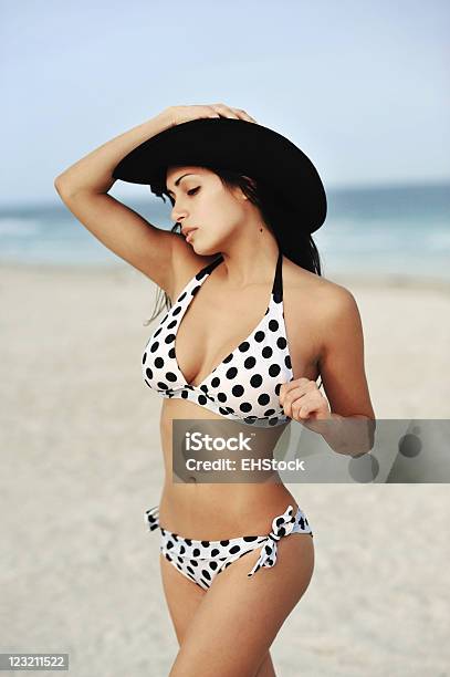 Foto de Jovem Mulher Hispânica Modelo De Biquíni Na Praia Com Chapéu De e mais fotos de stock de Adulto