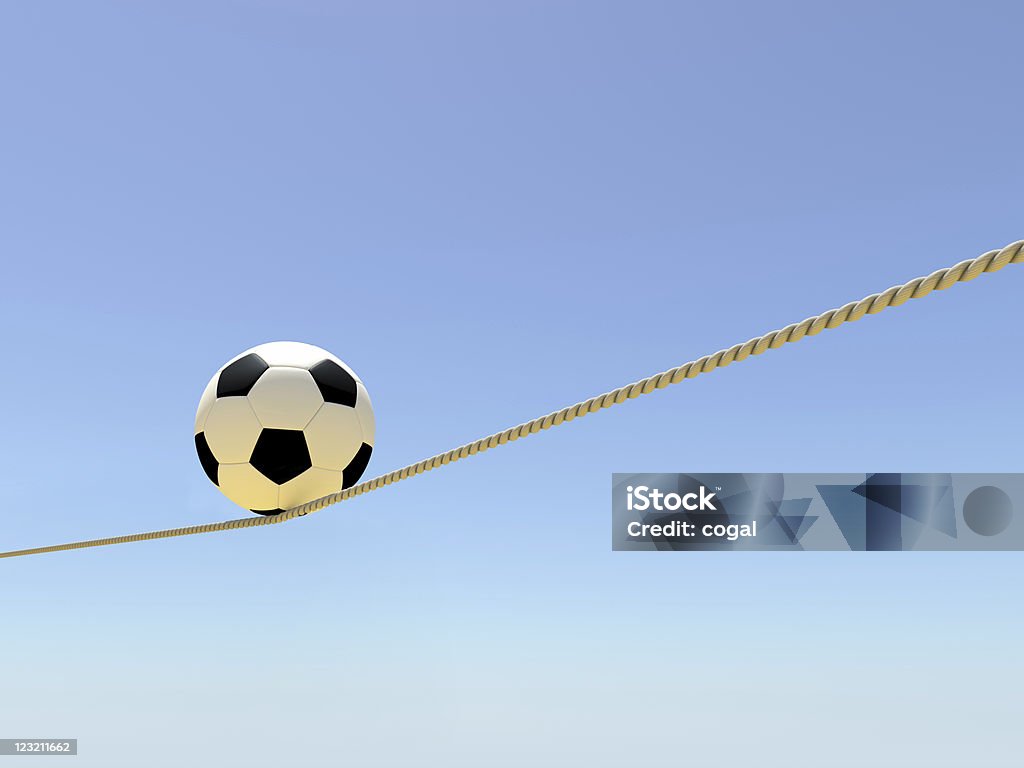 Pallone da calcio su una Corda da acrobata. - Foto stock royalty-free di Corda da acrobata