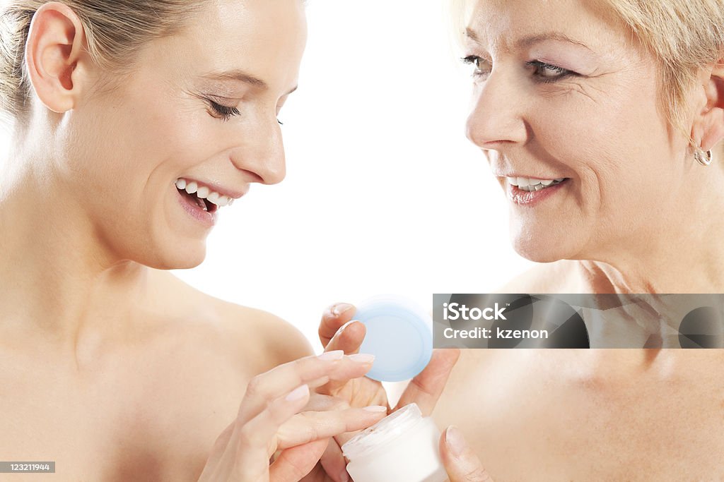 Bellezza e cura della pelle in famiglia - Foto stock royalty-free di Madre