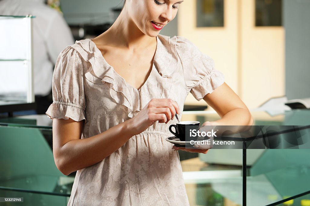 Mulher em um coffeeshop - Foto de stock de Adulto royalty-free