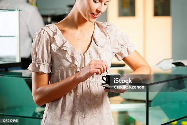 Foto de Mulher Em Um Coffeeshop e mais fotos de stock de Adulto - Adulto, Balcão de bar, Bar