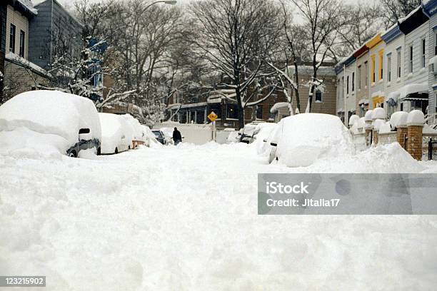 Foto de Ter Três Pés De Neve No Streetnyc Blizzard 2006 e mais fotos de stock de Amontoamento - Amontoamento, Brooklyn - New York, Condições meteorológicas extremas