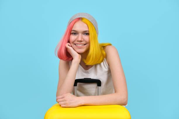 jovem com mala amarela, garota adolescente hipster sorridente com cabelos coloridos - teenage girls ideas blue yellow - fotografias e filmes do acervo