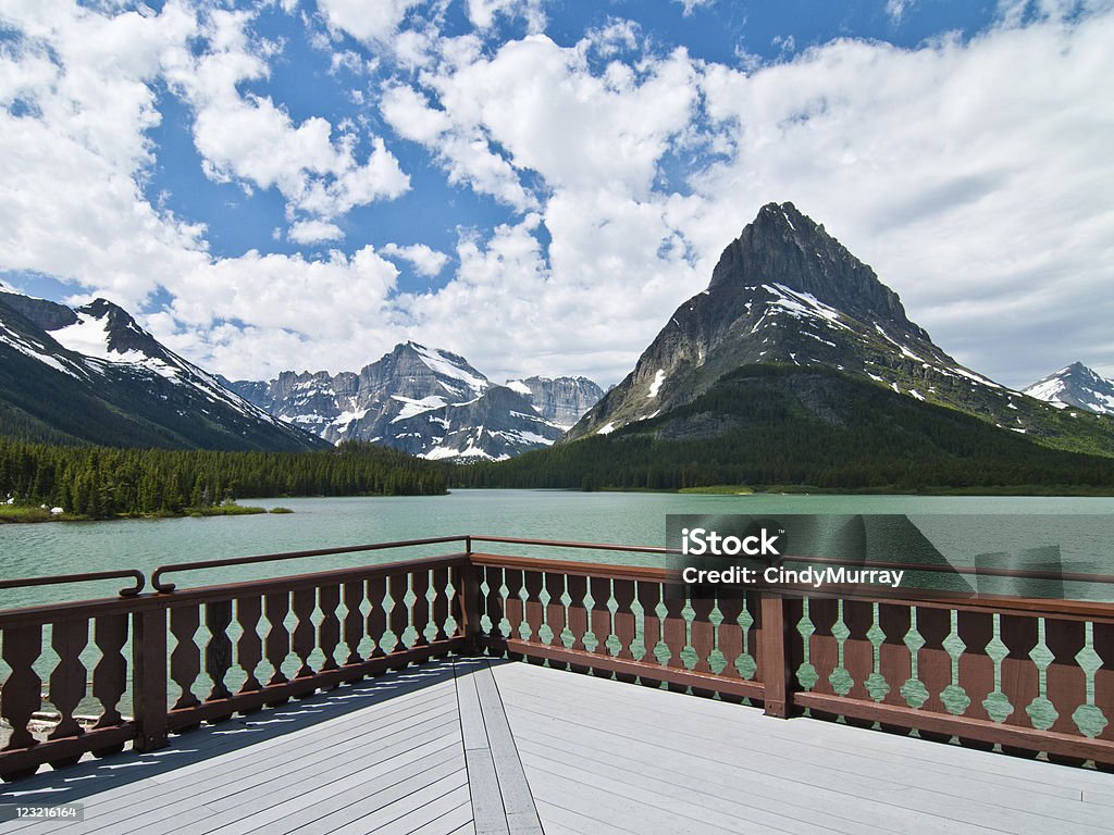 Glacier National Park e Lago Swiftcurrent da molti Hotel del Glacier - Foto stock royalty-free di Ambientazione esterna