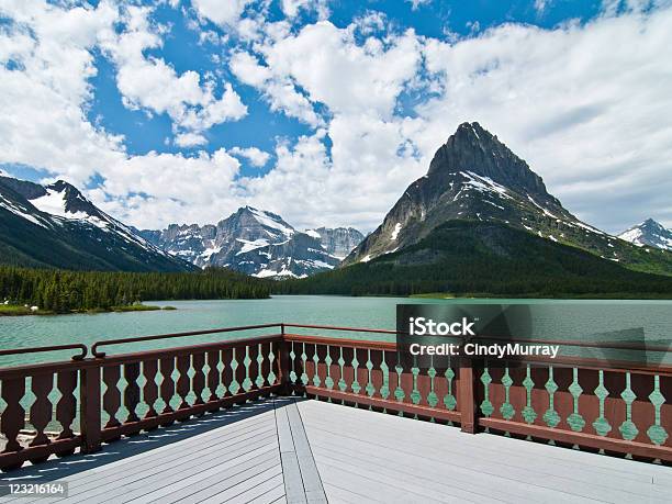 Glacier National Park E Lago Swiftcurrent Da Molti Hotel Del Glacier - Fotografie stock e altre immagini di Ambientazione esterna