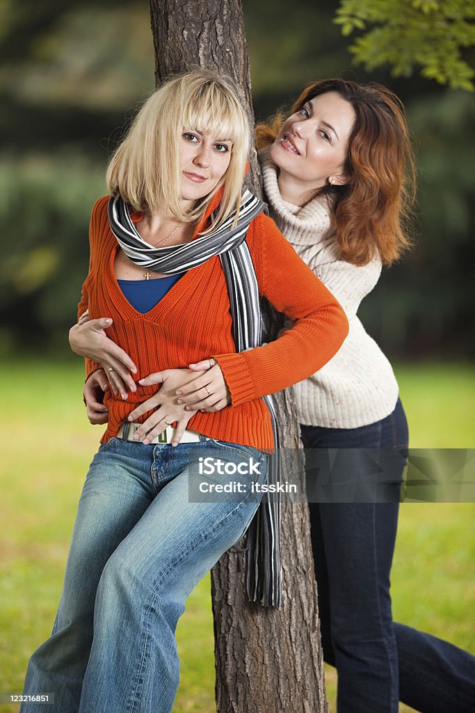 Zwei Frauen spielen Verstecken - Lizenzfrei 25-29 Jahre Stock-Foto
