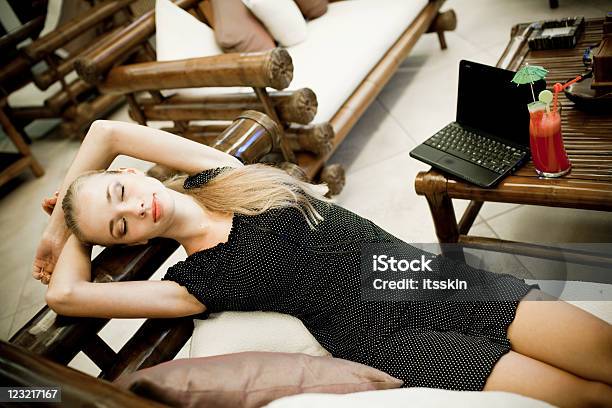 Foto de Mulher Com Laptop e mais fotos de stock de Adulto - Adulto, Autoconfiança, Bem-estar