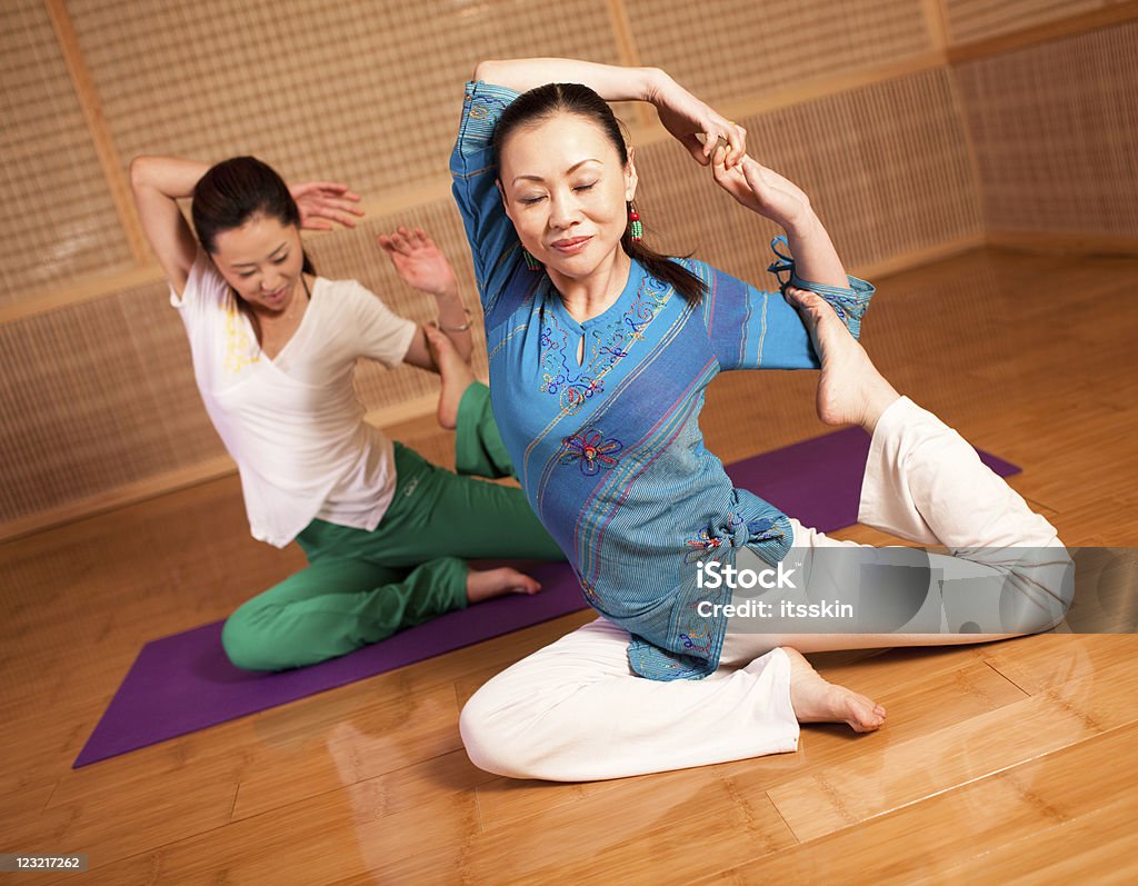 Classe di Yoga - Foto stock royalty-free di 35-39 anni