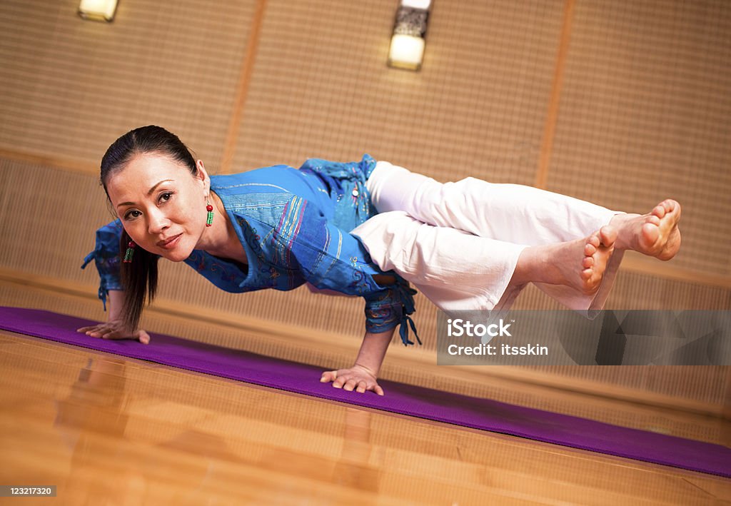 Praticando ioga - Foto de stock de 35-39 Anos royalty-free