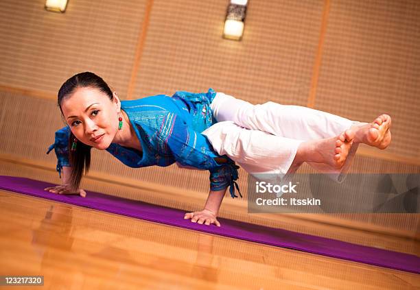 Foto de Praticando Ioga e mais fotos de stock de 35-39 Anos - 35-39 Anos, Academia de ginástica, Adulto