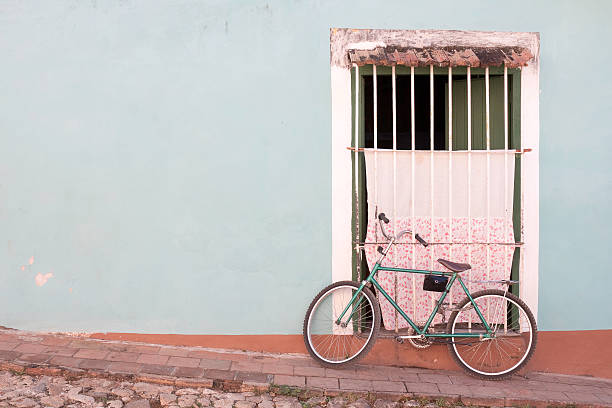 istock Old Green bike leaning against blue wall 123218287