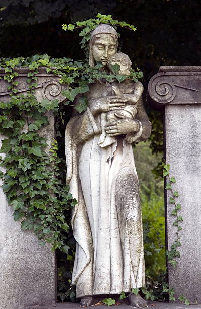 istock statue mother and child 123220627