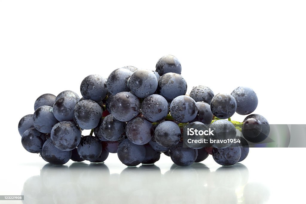 Wet cacho de uvas pretas colocar - Foto de stock de Comida royalty-free