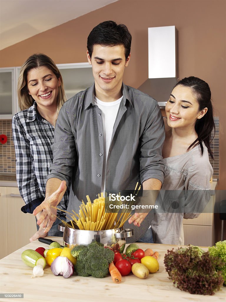 Amis cuisinant des pâtes - Photo de Adulte libre de droits