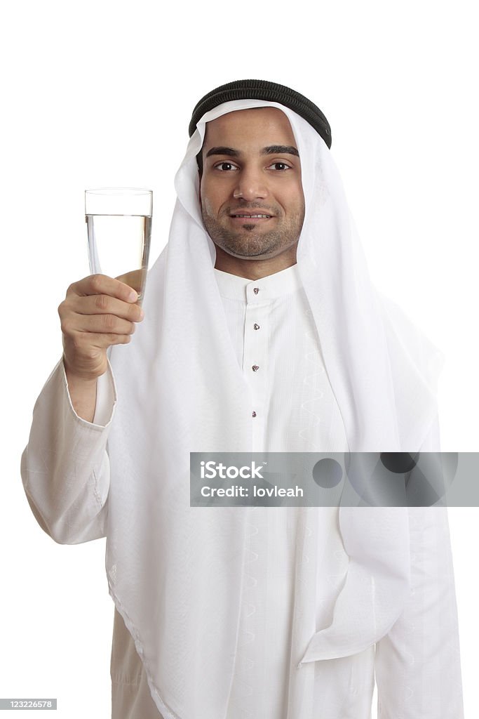 Feliz arab hombre que agarra un vaso de agua potable - Foto de stock de Arabia Saudí libre de derechos