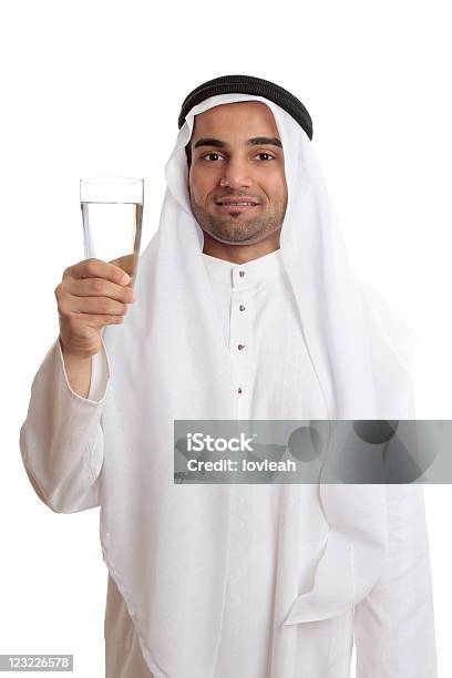 Feliz Arab Hombre Que Agarra Un Vaso De Agua Potable Foto de stock y más banco de imágenes de Arabia Saudí