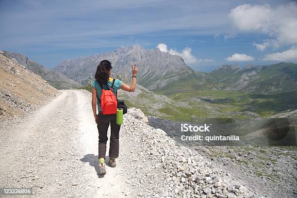 Victory Trekking Женщина В Кантабрия — стоковые фотографии и другие картинки Кантабрия - Кантабрия, Спорт, Бутылка