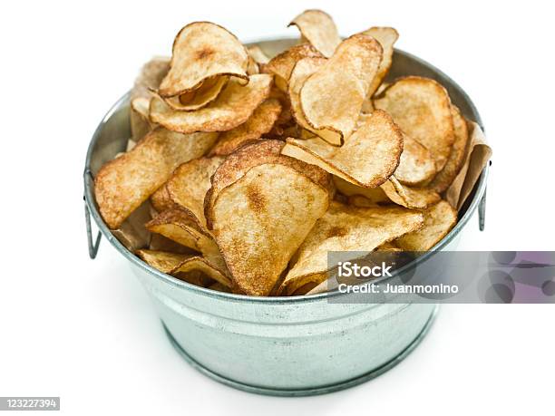 Photo libre de droit de Fine Et Des Chips De Pommes De Terre Maison Dans Un Seau banque d'images et plus d'images libres de droit de Aliment