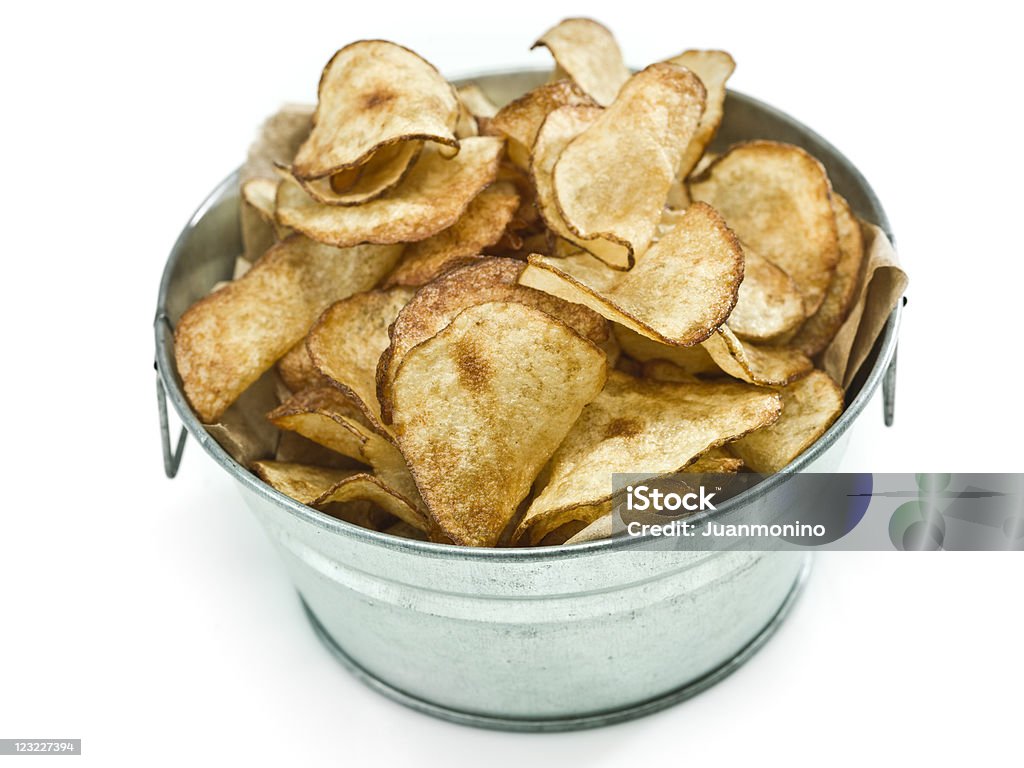 Batata chips caseira fina em um balde - Foto de stock de Alimentação Não-saudável royalty-free