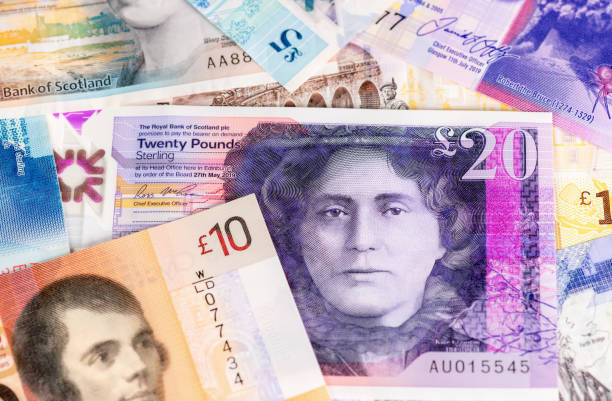 шотландские полимерные банкноты - pound symbol ten pound note british currency paper currency стоковые фото и изображения