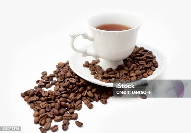 Tasse Kaffee Und Bohnen Stockfoto und mehr Bilder von Braun - Braun, Café, Duftend