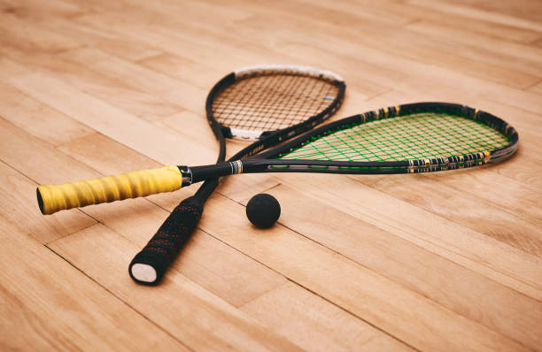squash-bälle in einen rausch zu peitschen ist, was wir tun - racketball racket ball court stock-fotos und bilder