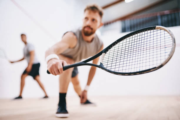 nehmen sie ihre augen nicht für eine sekunde vom ball - squash racket stock-fotos und bilder