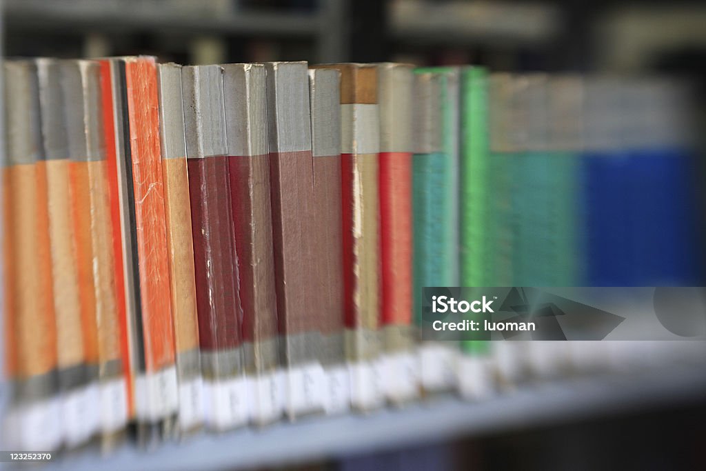 Velhos livros em uma biblioteca - Royalty-free Desfocado - Focagem Foto de stock