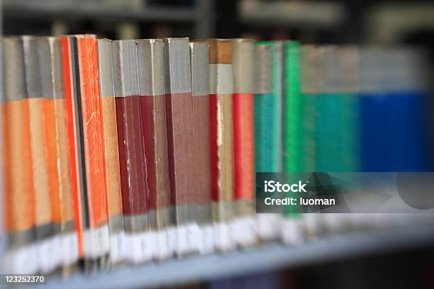 Velhos Livros Em Uma Biblioteca - Fotografias de stock e mais imagens de Desfocado - Focagem - Desfocado - Focagem, Livro, Acabado